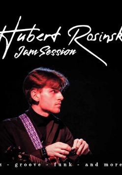 Artysta, dookoła rozrzucone nuty, w górnej części napis Hubert Rosiński Jam Session.