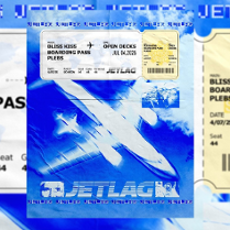 Plakat promujący wydarzenie. Przypomina bilet lotniczy. Dominuje kolor niebieski i biały. W centrum niewyraźny rysunek samolotu.