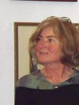 Izabela Leśkiewicz na tle swoich obrazów