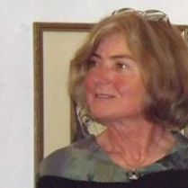 Izabela Leśkiewicz na tle swoich obrazów