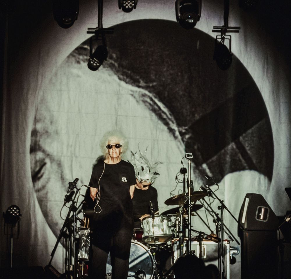 Izabella Gustowska i perkusista na scenie.