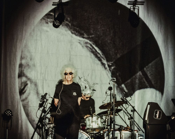 Izabella Gustowska i perkusista na scenie.