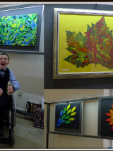 Jakub Czecholiński na tle swoich prac