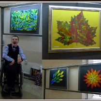 Jakub Czecholiński na tle swoich prac