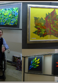 Jakub Czecholiński na tle swoich prac