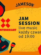 Plakat informacyjny o cyklu Jam Session w KontenerART. Live music w każdy czwartek od 19.00. Plakat jest czerwono-żółty. Na tle rozrzucone są rysunki, które przedstawiają różne instrumenty muzyczne.