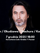 Zdjęcie ubranego na czarno mężczyzny, na ciemnym tle.