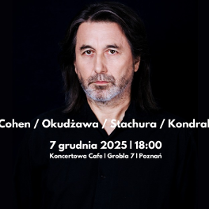 Zdjęcie ubranego na czarno mężczyzny, na ciemnym tle.