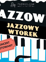 Na obrazku przedstawiony jest logotyp lub okładka wydarzenia o nazwie "Jazzowy Wtorek". Logo wykonane zostało w stylizowanej formie z użyciem elementów związanych z dżezem: niebieskie tło z rysunkiem klawiszy fortepianu.