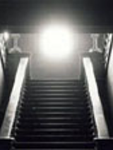 Jedna z fotografii - czarno-białe zdjęcie zamkowych schodów