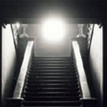 Jedna z fotografii - czarno-białe zdjęcie zamkowych schodów