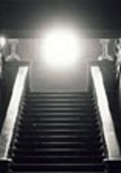 Jedna z fotografii - czarno-białe zdjęcie zamkowych schodów