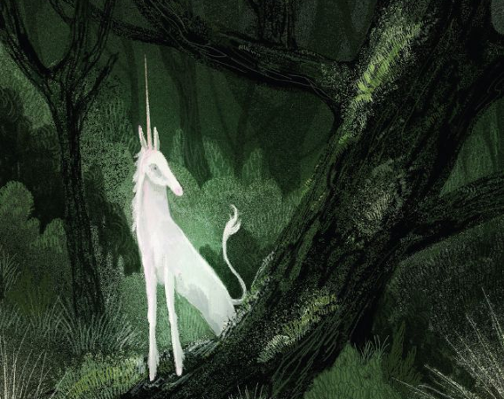 Jednorożec wygląda zza pokrytego mchem drzewa w lesie. Nastrój ilustracji jest mroczny, baśniowy.
