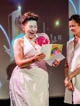 Dwie aktorki w białych sukienkach na Scenie Roboczej w spektaklu Jest tylko jedna.