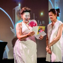 Dwie aktorki w białych sukienkach na Scenie Roboczej w spektaklu Jest tylko jedna.