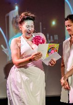 Dwie aktorki w białych sukienkach na Scenie Roboczej w spektaklu Jest tylko jedna.