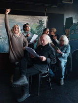 Grupa teatralna seniorów, która przygotowuje się do odegrania spektaklu.