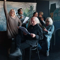 Grupa teatralna seniorów, która przygotowuje się do odegrania spektaklu.