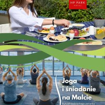 Dwie grafiki jedna pod drugą przedzielone zielonymi wstęgami. Na górze kobieta siedzi na dworze przy stole i je śniadanie. Na dole sala jogi z osobami, które ćwicza na matach.