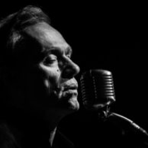 John Porter przy mikrofonie