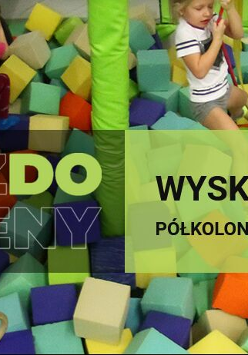 Dzieci bawiące się w kolorowych pluszowych klockach.