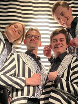 Zdjęcie aktorów - kobieta i trzech mężczyzn we frakach w biało-czarne paski.