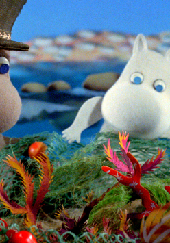 Dwa muminki, jednen starszy drugi młodszy siedzą śród glonów i sieci rybackich.