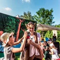 pośrodku zdjęcia aktorka w otoczeniu dzieci