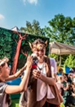 pośrodku zdjęcia aktorka w otoczeniu dzieci