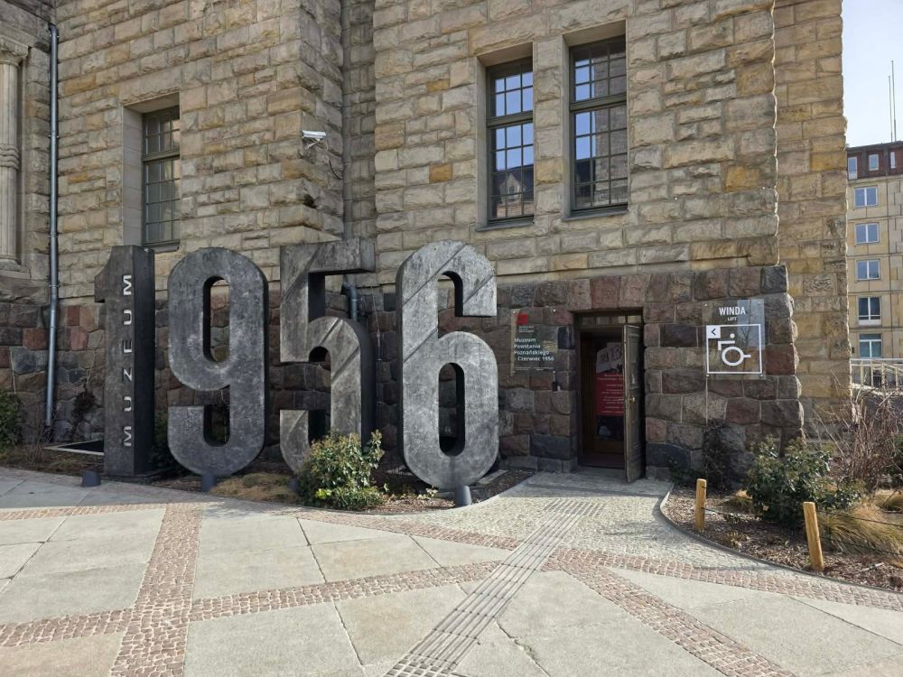 Kamienna rzeźba liczb układających się w rok 1956 przed wejściem do muzeum.