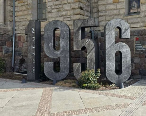 Kamienna rzeźba liczb układających się w rok 1956 przed wejściem do muzeum.
