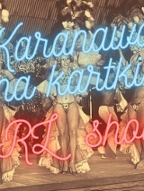 Obrazek promuje wydarzenie o nazwie Karnawał na kartki, czyli PRL show w Moim Teatrze. Znajduje się na nim napis stanowiący nazwę wydarzenia, stylizowany na neonowy.