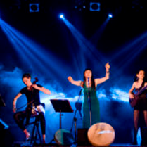 Kasia Pakowska - wokal i perkusjonalia, Joanna Dudkowska - gitara basowa, Agnieszka Kowalczyk - wiolonczela