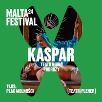 Zielone tło, w którym wycięto krzyżyk i kropkę. W wycięciu znajduje się zdjęcie ze spektaklu. Kobieta przypominająca Matkę Boską klęczy przy półnagim mężczyźnie.