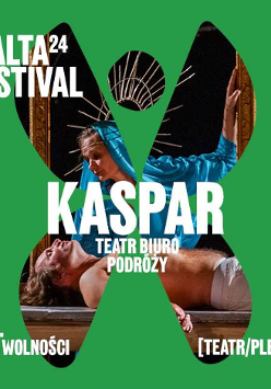 Zielone tło, w którym wycięto krzyżyk i kropkę. W wycięciu znajduje się zdjęcie ze spektaklu. Kobieta przypominająca Matkę Boską klęczy przy półnagim mężczyźnie.