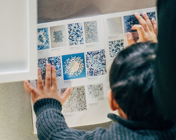 Katalog wystawy z pomniejszonymi pracami