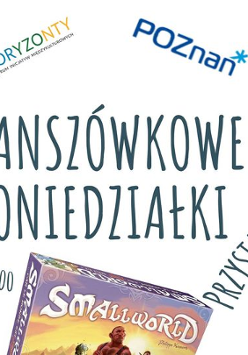Kilka pudełek Planszówek na białym tle