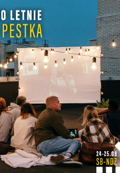 Na zdjęciu ludzi siedzą przy kinie.