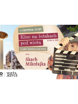 "1 czerwca: 21:30. Kino na leżakach pod wieżą. Z cyklu: Spotkania pod wieżą. Film: Skarb Mikołaja". Dziecko trzyma kadr. Obok wieża na Jeżycach i bloki. Logo: Echo Investment.