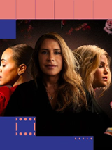 Łososiowo-fioletowy plakat wydarzenia. Po prawej zdjęcie trzech kobiet, które występują w filmie. Po lewej brunetka w czerwonej koszulce. Na środku i po prawej blondynki w czarnych bluzkach.