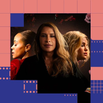 Łososiowo-fioletowy plakat wydarzenia. Po prawej zdjęcie trzech kobiet, które występują w filmie. Po lewej brunetka w czerwonej koszulce. Na środku i po prawej blondynki w czarnych bluzkach.