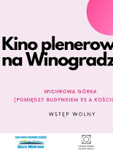 Baner, różowe tło, czarna szpula filmowa, czarny napis Kino plenerowe na Winogradzkim Fyrtlu, dookoła różowe plamy w kształcie chmur.