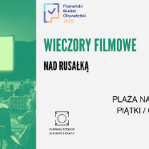 Plakat, który informuje o wieczorach filmowych nad Rusałką. Zdjęcie wielkiego ekranu przed którym siedzą ludzie z nałożonym zielonym filtrem, obok na białym tle informacje o wydarzeniu.