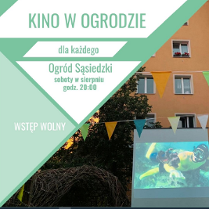 Plakat, trójkąty białe i zielone, w jednym zdjęcie bloku, przed którym ustawiono ekran kinowy, w innych zamieszczono informacje o wydarzeniach.