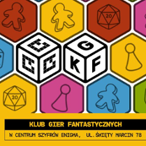 Kolorowa plansza z grafikami związanymi z grami planszowymi: pionki, kostki, karty. Na środku dwie kostki z logiem Centrum Szyfrów Enigma.