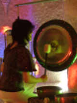 kobieta gra na gongach