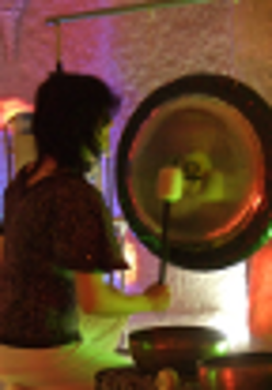 kobieta gra na gongach