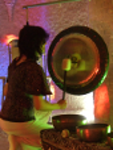 kobieta grająca na misach