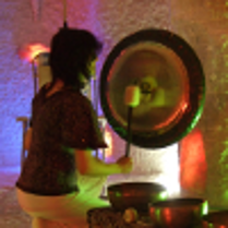 kobieta grająca na misach