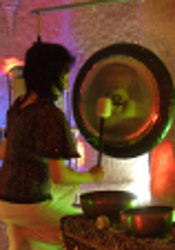 kobieta grająca na misach